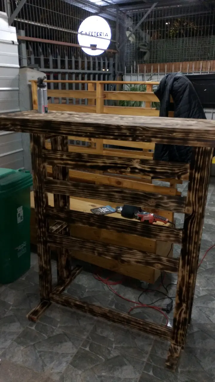 Barra de madera quemada