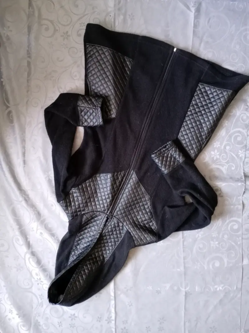 Polerón negro con detalles acolchados
