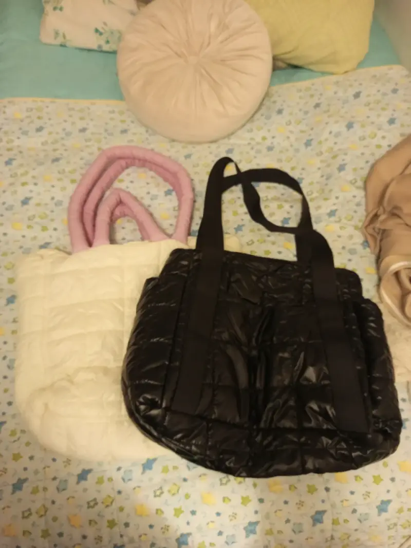 Bolsos acolchados negro y blanco