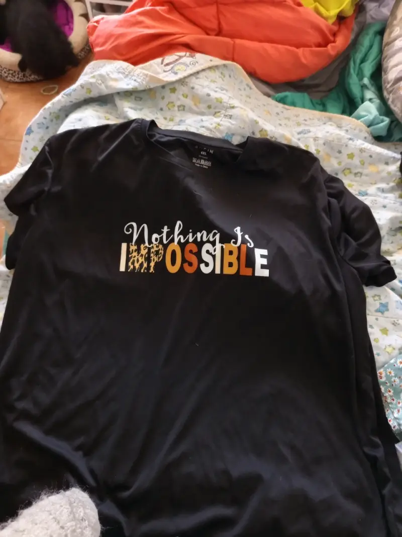 Polera negra con mensaje estampado