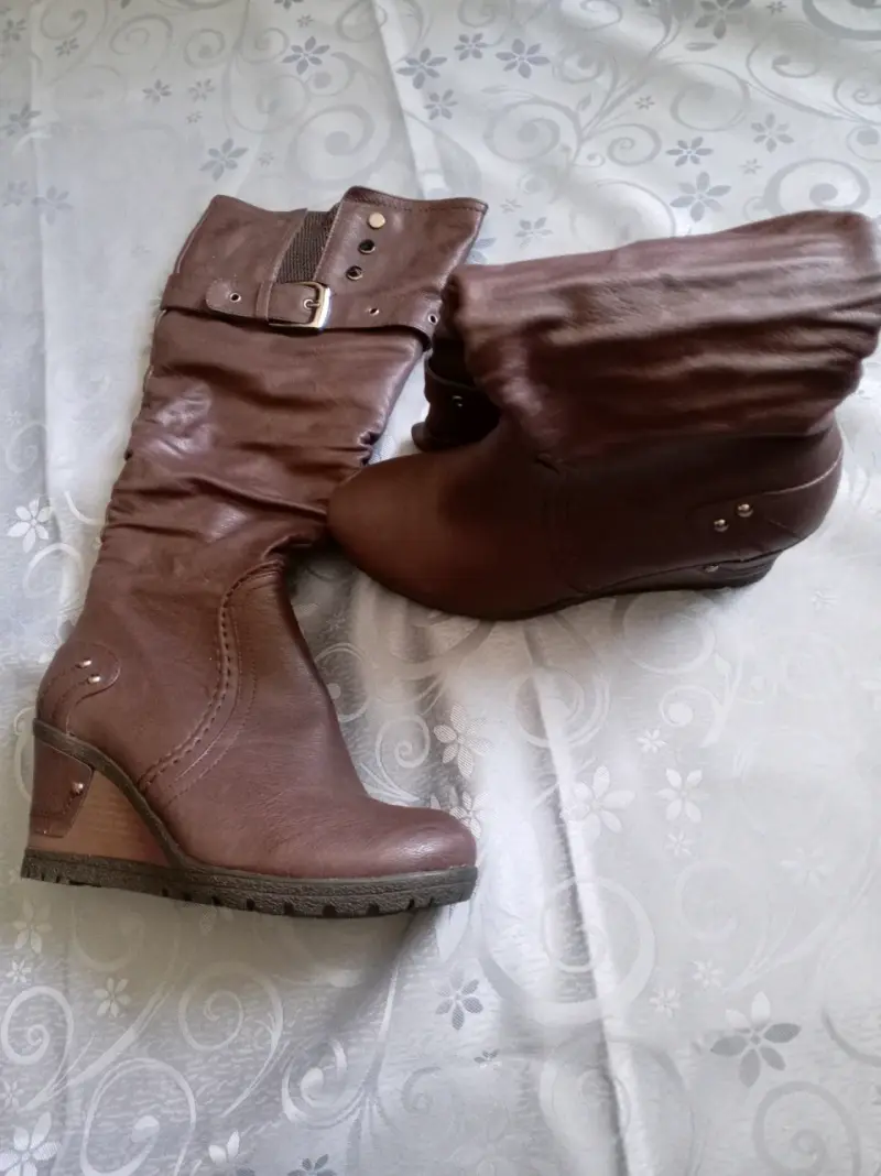 Botas de cuero marrón con taco