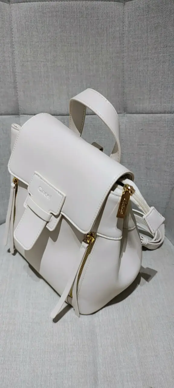 Mochila blanca con cierre dorado - 1