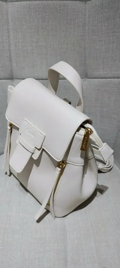 Mochila blanca con cierre dorado - miniatura 1