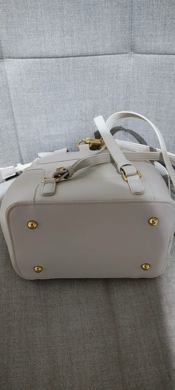 Mochila blanca con cierre dorado - 2