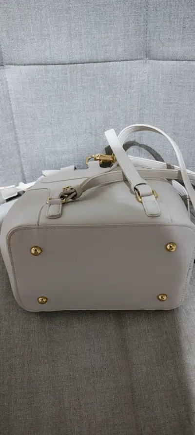 Mochila blanca con cierre dorado - miniatura 2