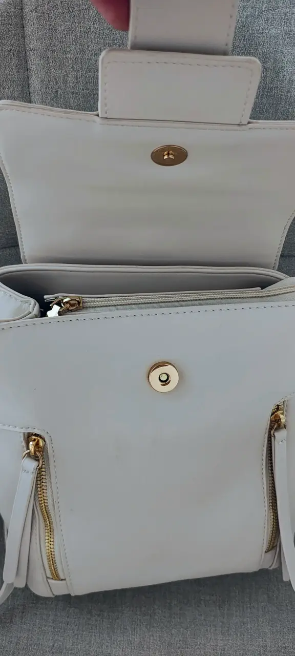 Mochila blanca con cierre dorado - 4