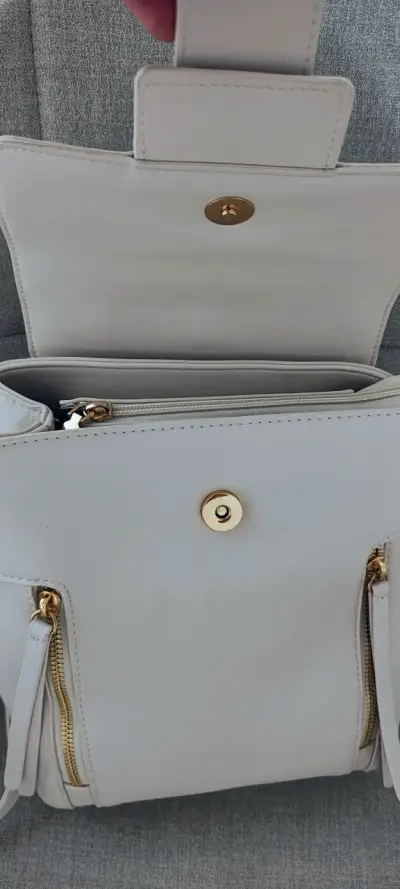 Mochila blanca con cierre dorado - miniatura 4