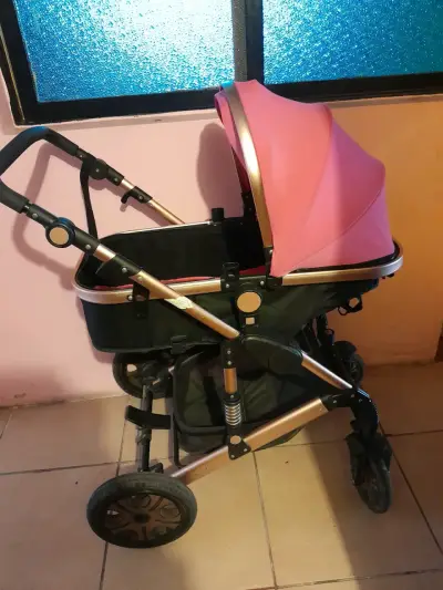 Coche rosado para bebe hasta 5 años - miniatura 2