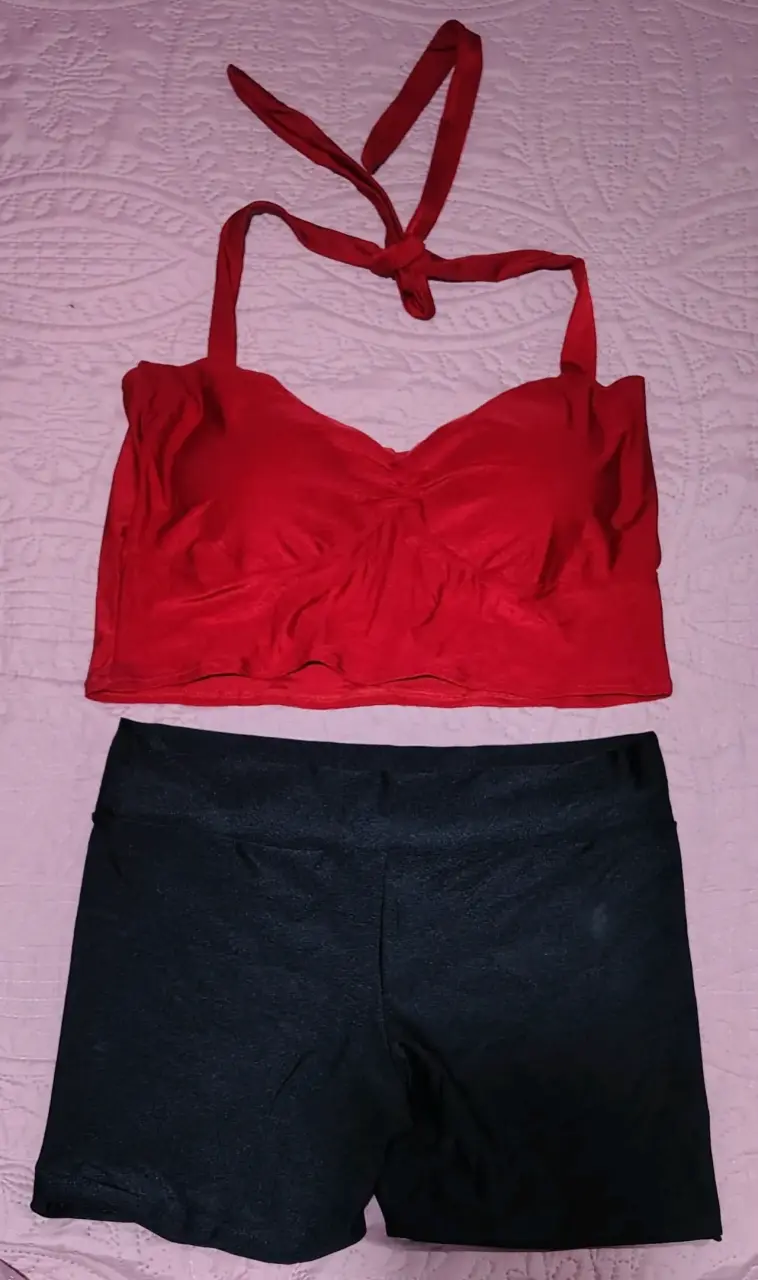 Conjunto traje de top rojo y short negro vintage