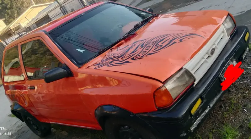 Auto compacto rojo con diseño - 1
