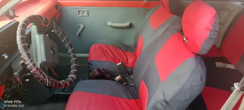 Auto compacto rojo con diseño - 2