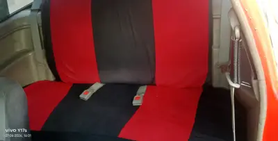Auto compacto rojo con diseño - miniatura 3