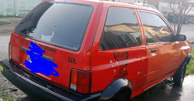 Auto compacto rojo con diseño - 4