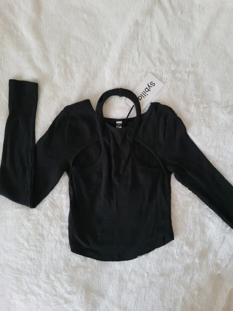 Polera negra manga larga. Nueva con etiqueta
