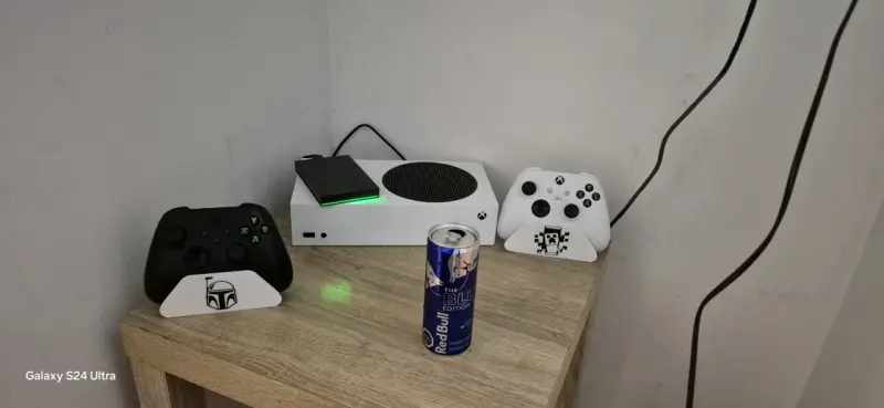 Xbox series S con 2 controles