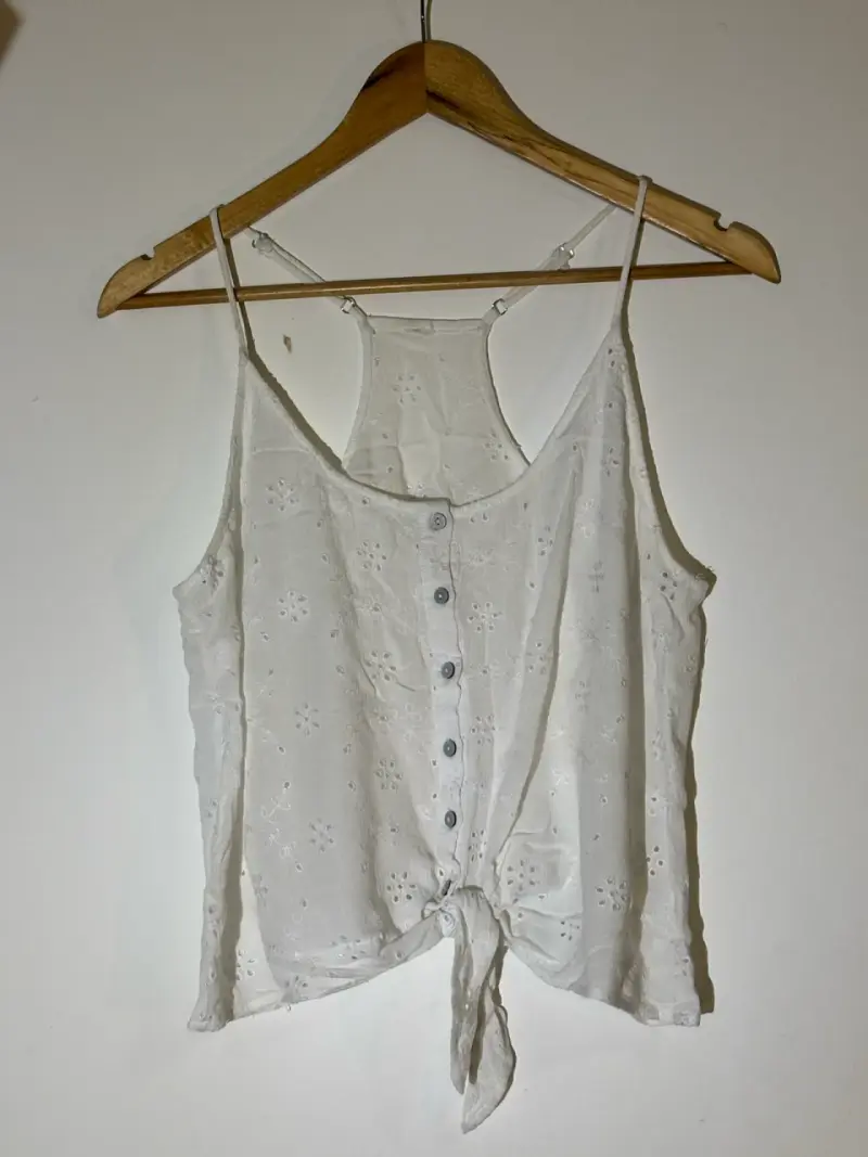 Blusa blanca con botones - 1
