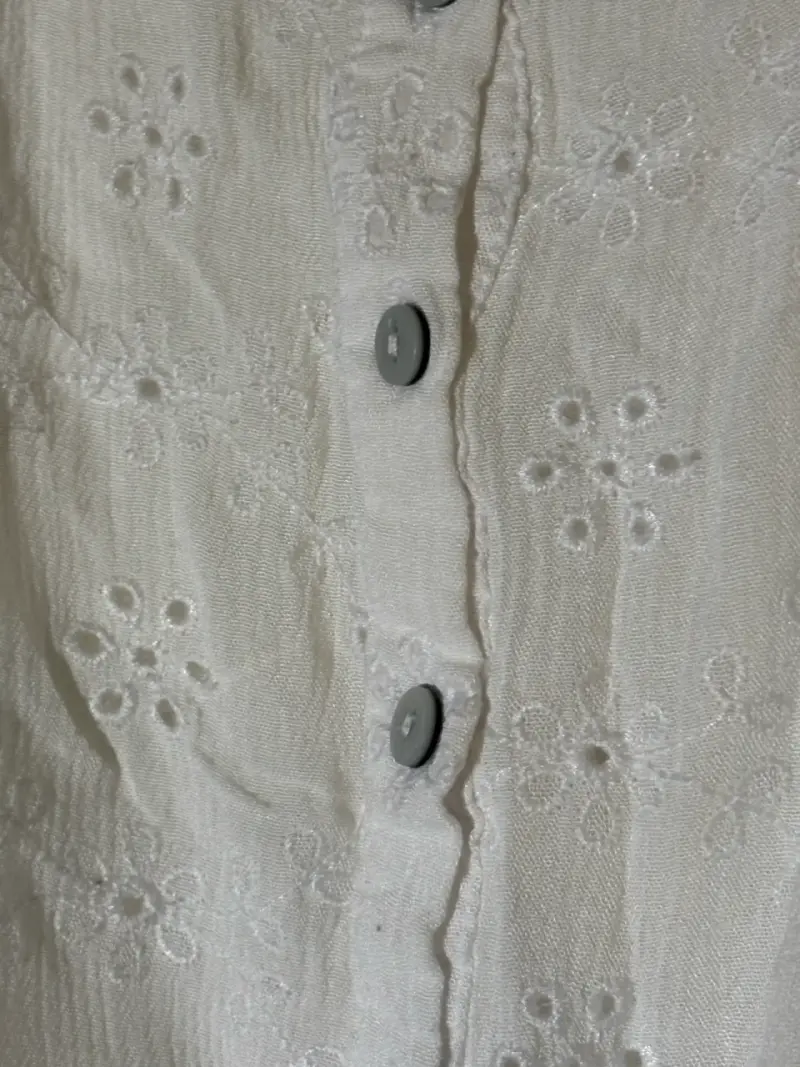 Blusa blanca con botones - 2