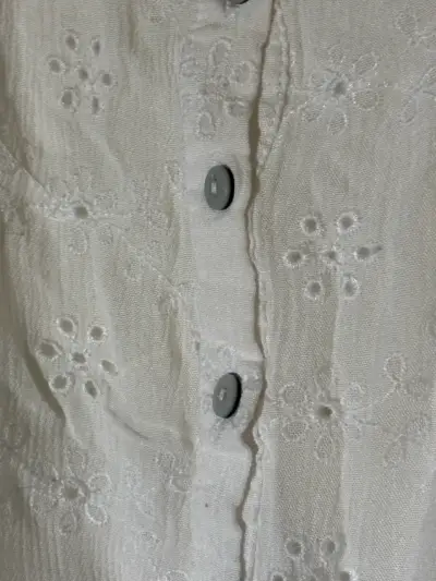 Blusa blanca con botones - miniatura 2