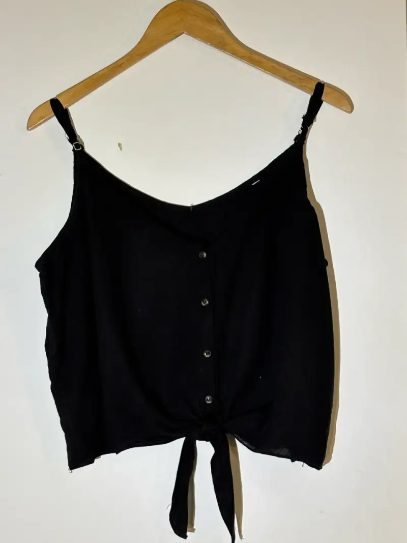 Polera negra con botones - 1
