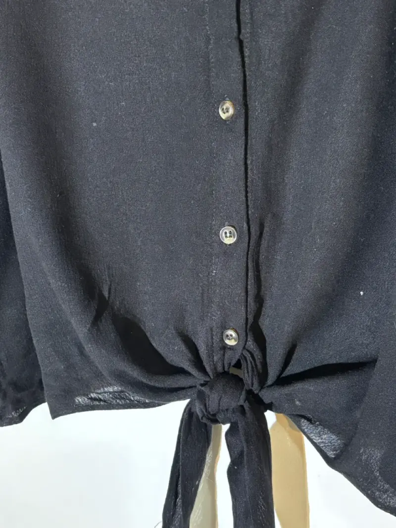 Polera negra con botones - 2