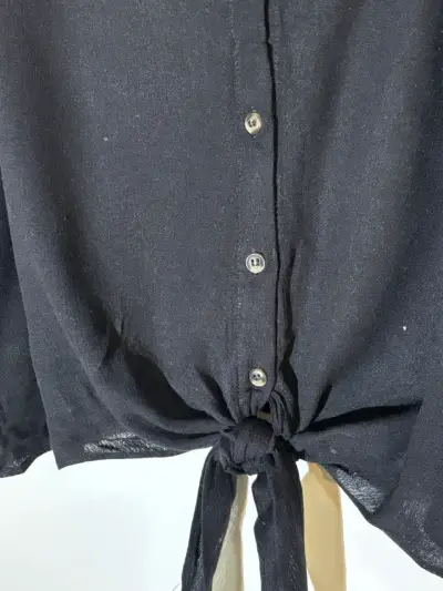 Polera negra con botones - miniatura 2
