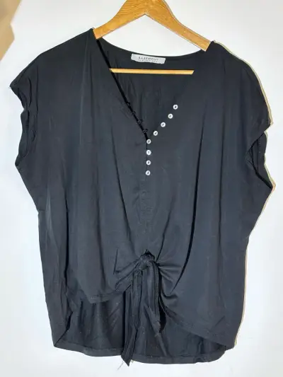 Blusa negra con lazo y botones - miniatura 1