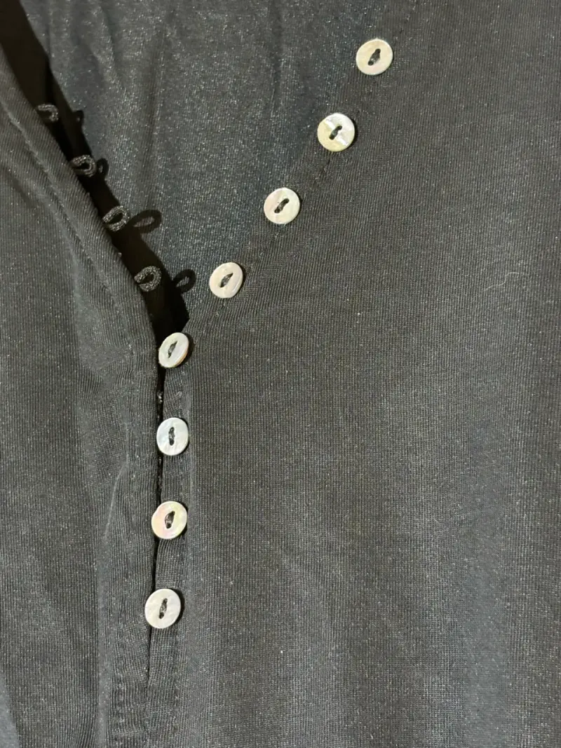 Blusa negra con lazo y botones - 2