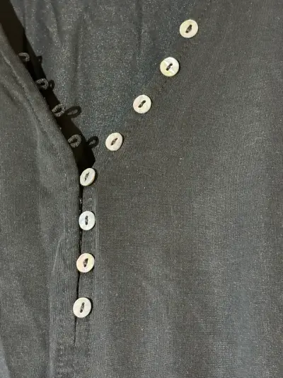 Blusa negra con lazo y botones - miniatura 2