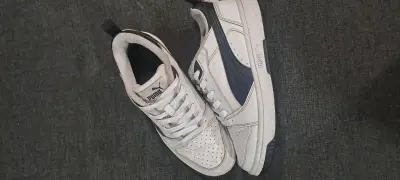 Zapatillas blancas Puma clásicas - miniatura 1
