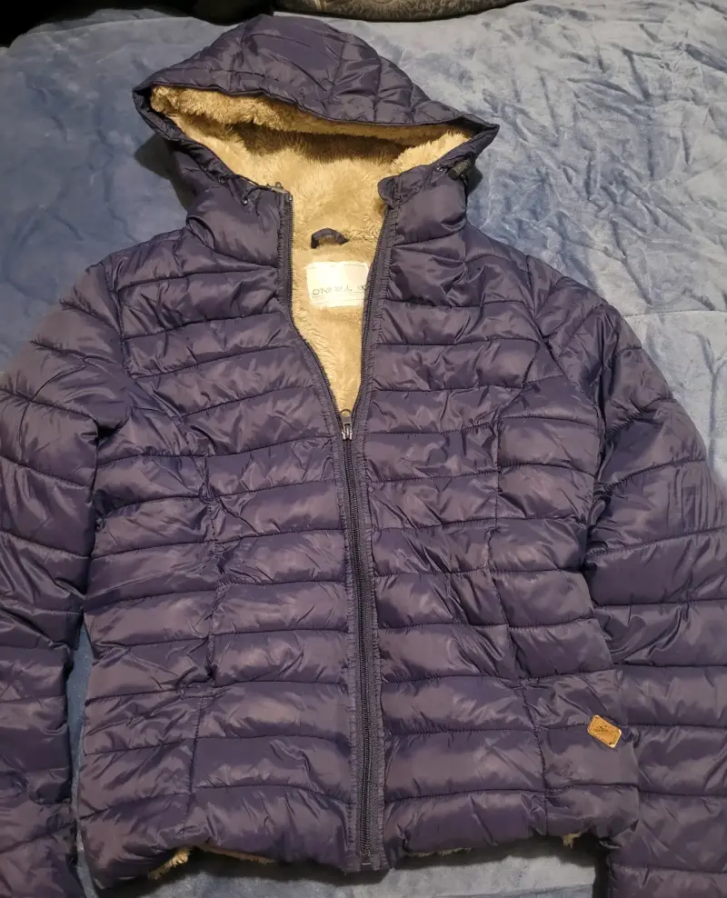 Chaqueta acolchada azul con capucha