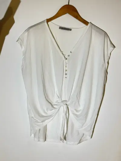 Polera blanca con botones - miniatura 1