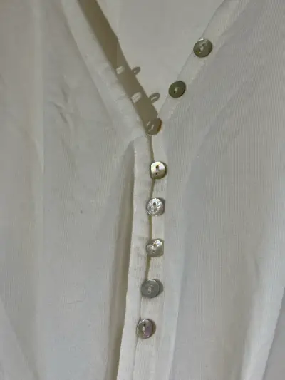 Polera blanca con botones - miniatura 2