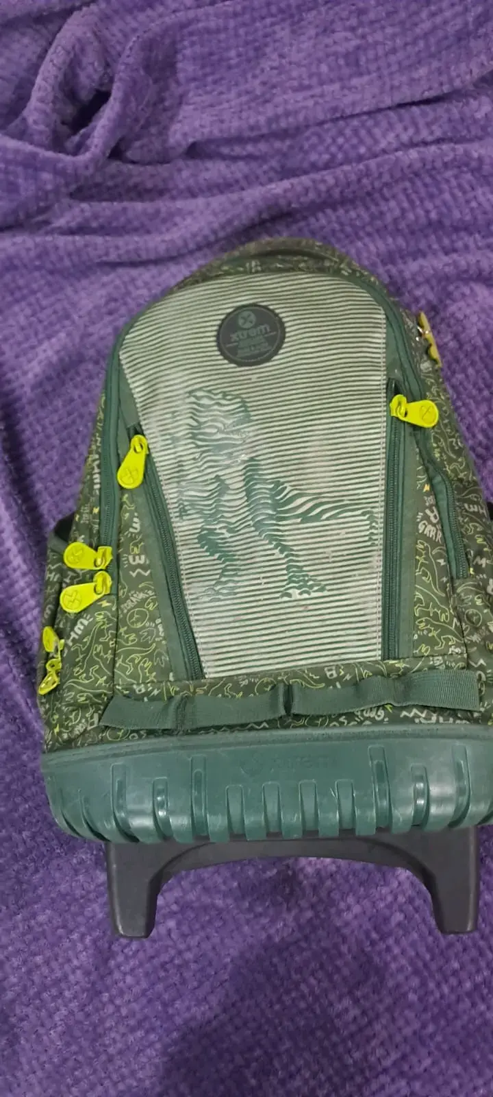 Mochila verde con diseño prehistórico - 1