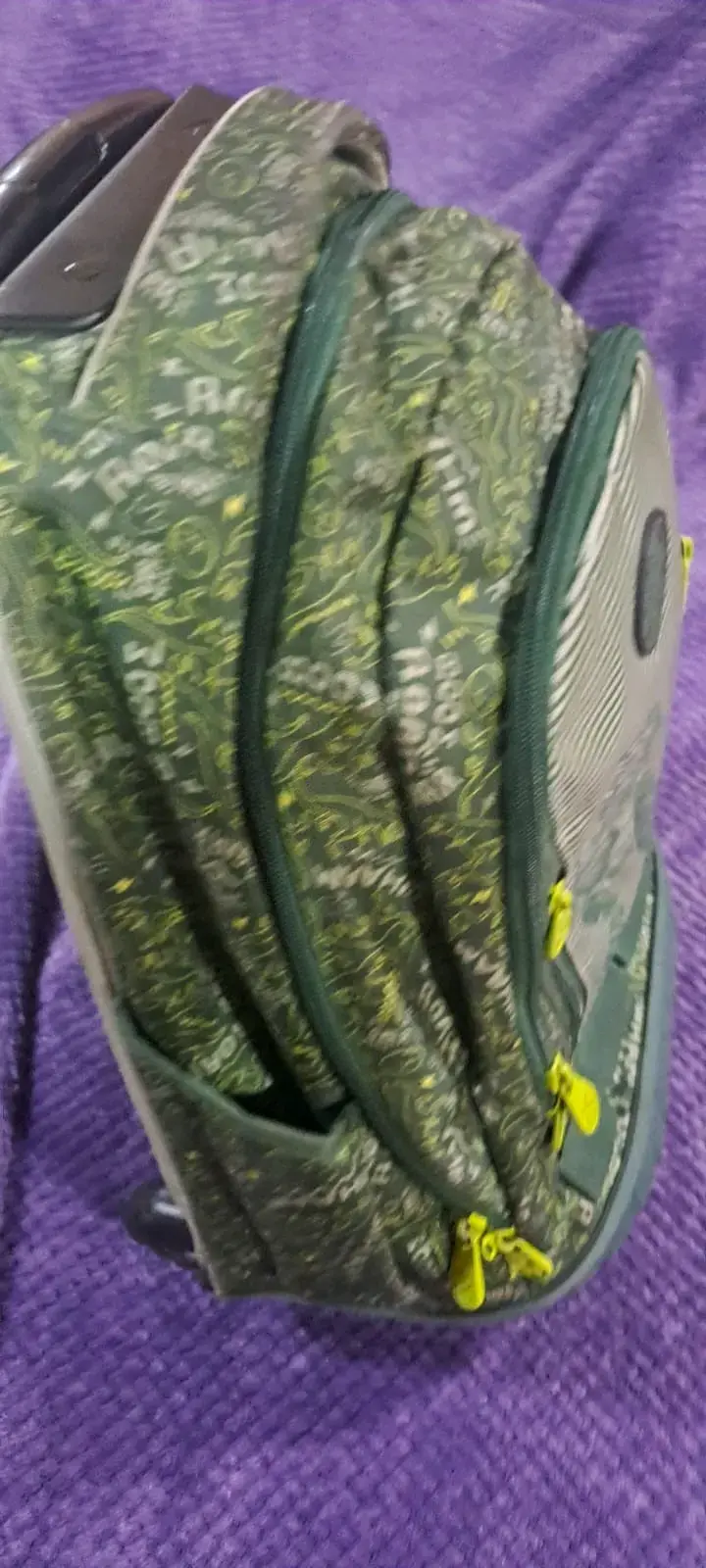 Mochila verde con diseño prehistórico - 2