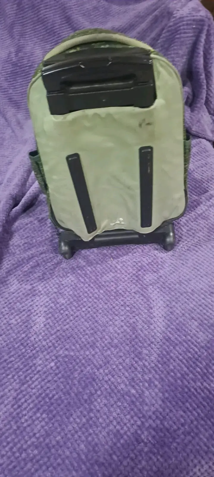 Mochila verde con diseño prehistórico - 3
