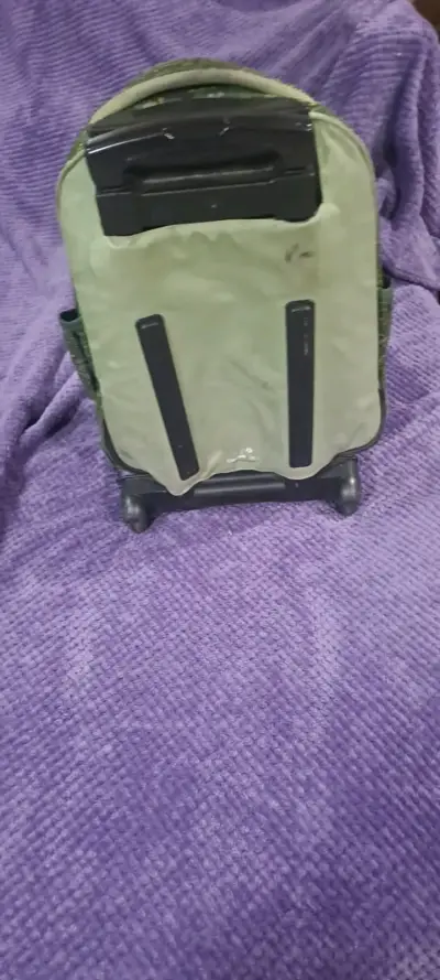 Mochila verde con diseño prehistórico - miniatura 3