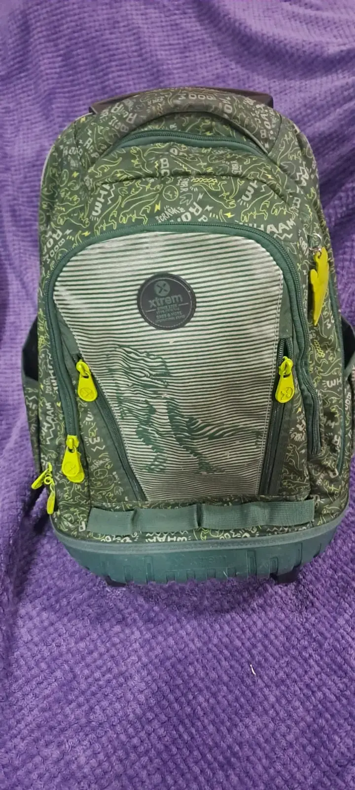 Mochila verde con diseño prehistórico - 4