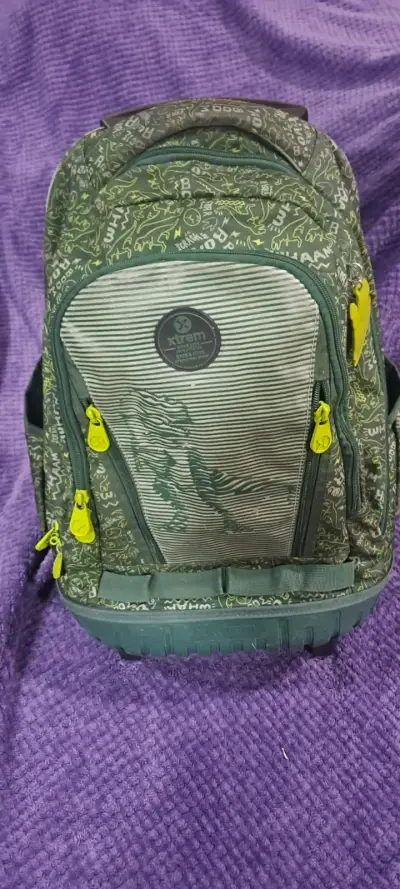 Mochila verde con diseño prehistórico - miniatura 4