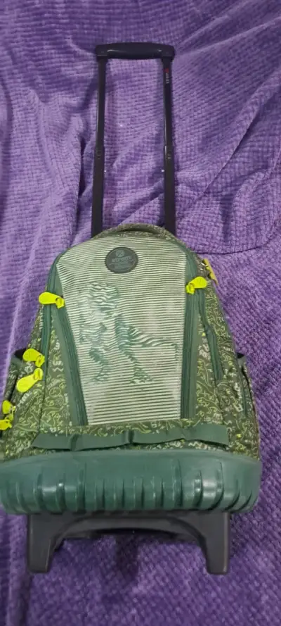 Mochila verde con diseño prehistórico - miniatura 5