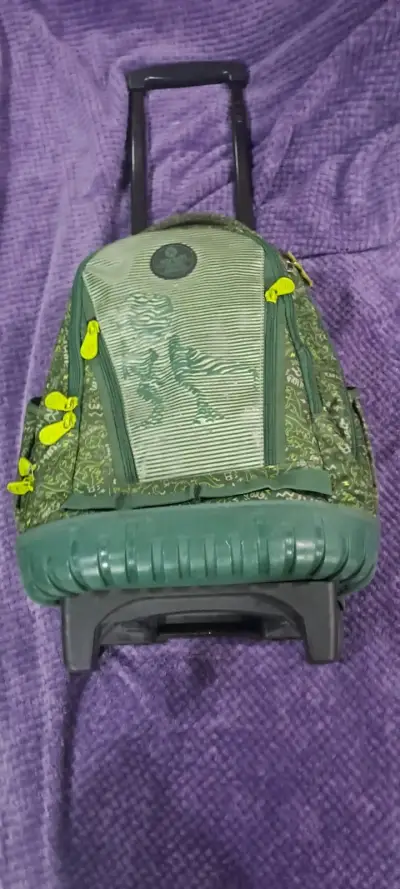 Mochila verde con diseño prehistórico - miniatura 6