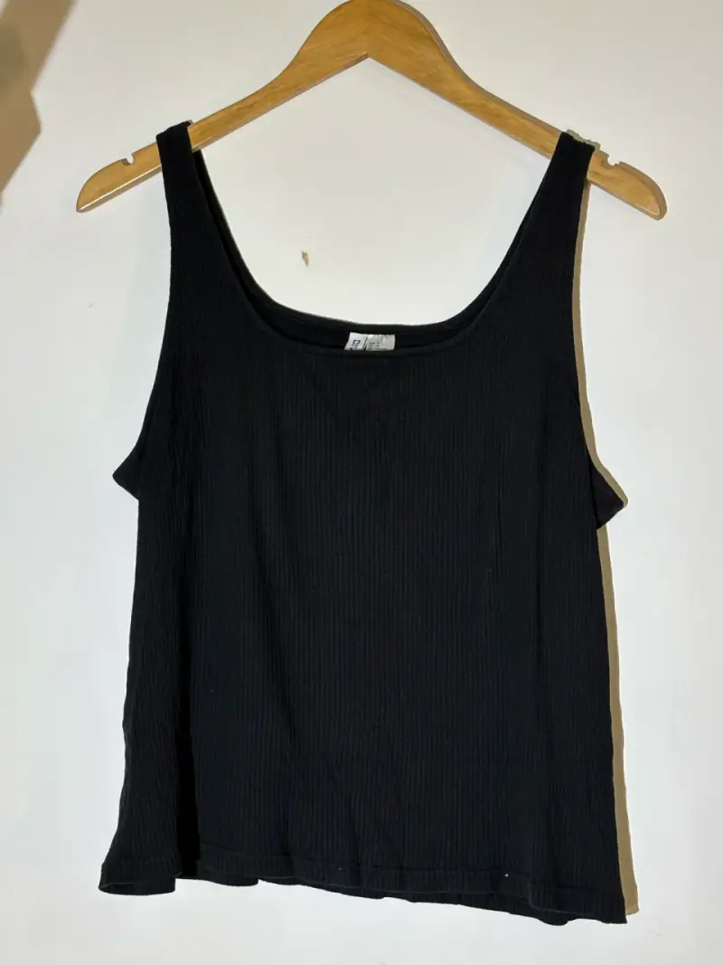 Polera negra sin mangas - 1