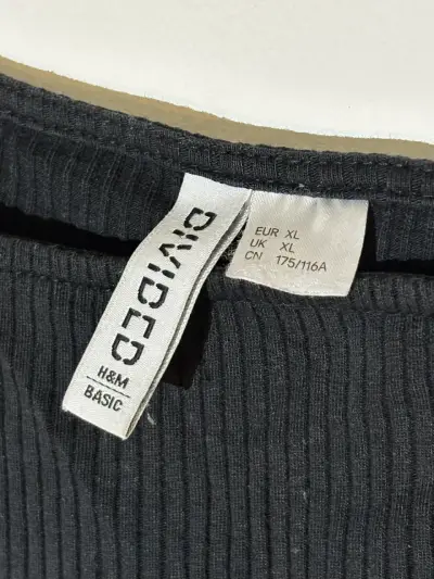Polera negra sin mangas - miniatura 2