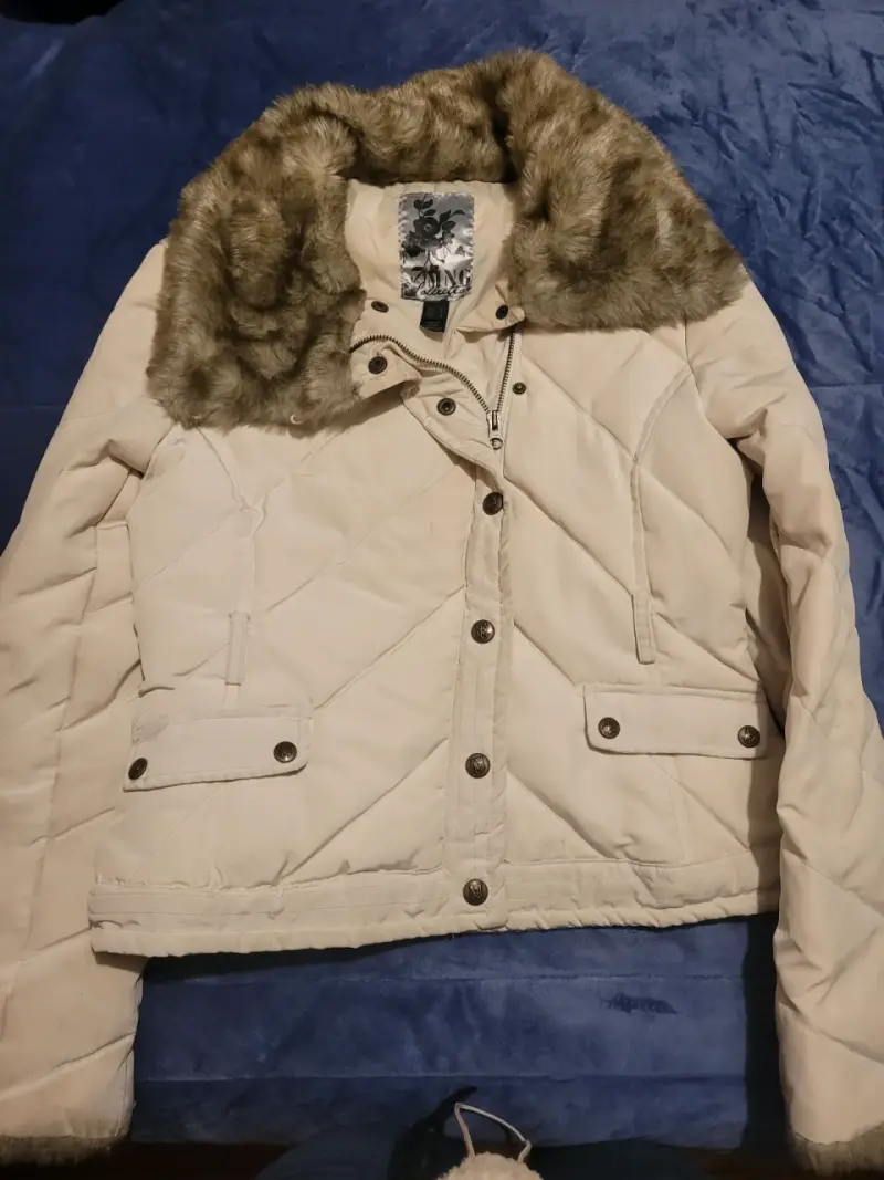 Chaqueta beige con cuello de piel