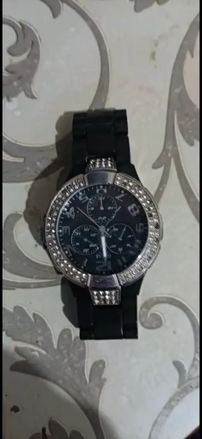 Reloj negro con brillantes - miniatura 1