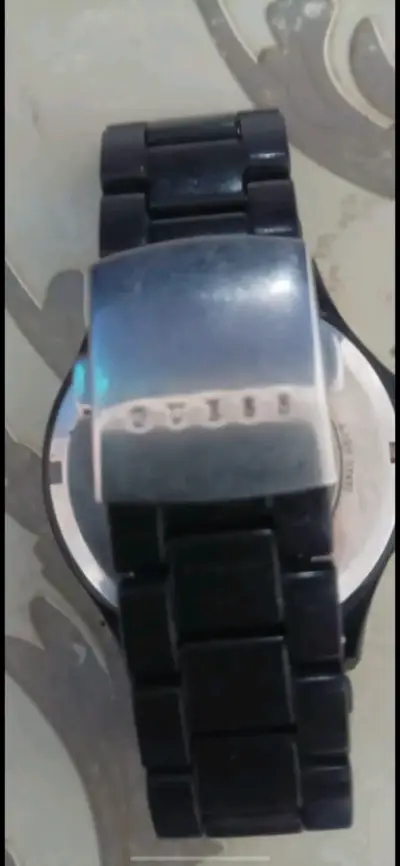 Reloj negro con brillantes - miniatura 2