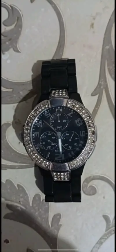 Reloj negro con brillantes - miniatura 3