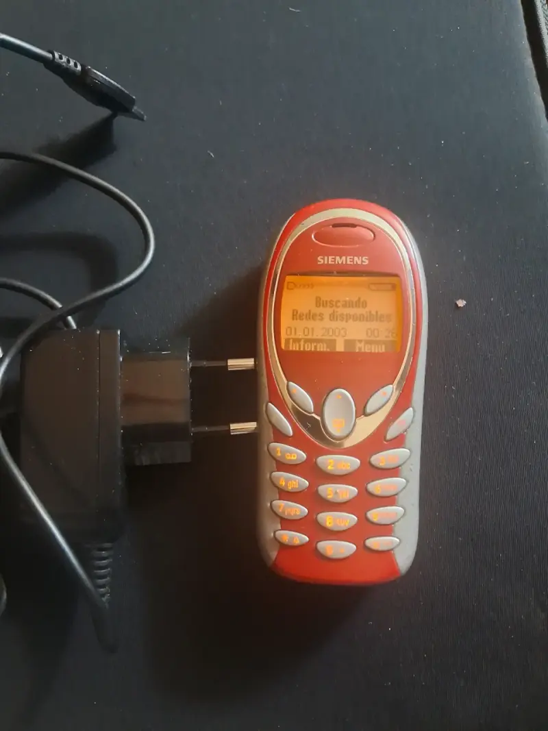 Celular Siemens antiguo con cargador