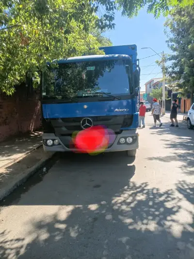 Camión Mercedes-Benz Atego azul - miniatura 1