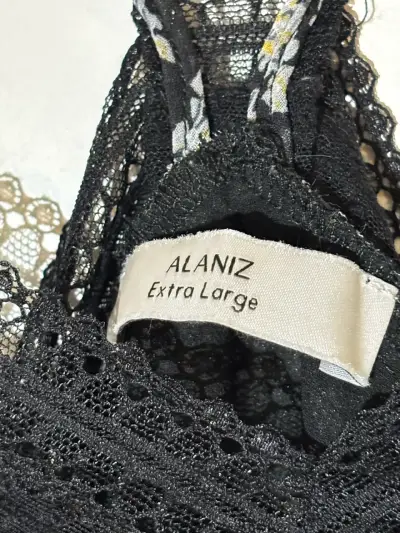 Blusa de encaje negra con estampado - miniatura 3