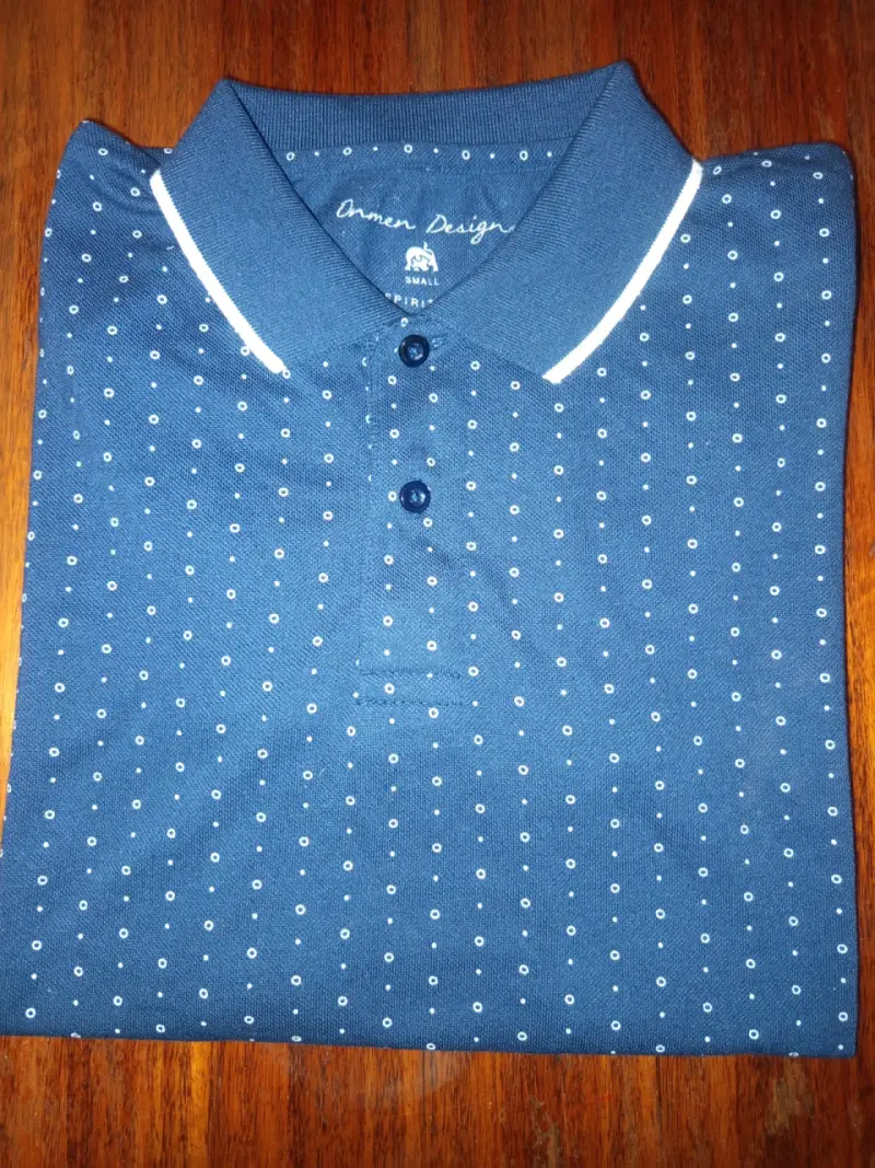 Polera polo azul diseño punto